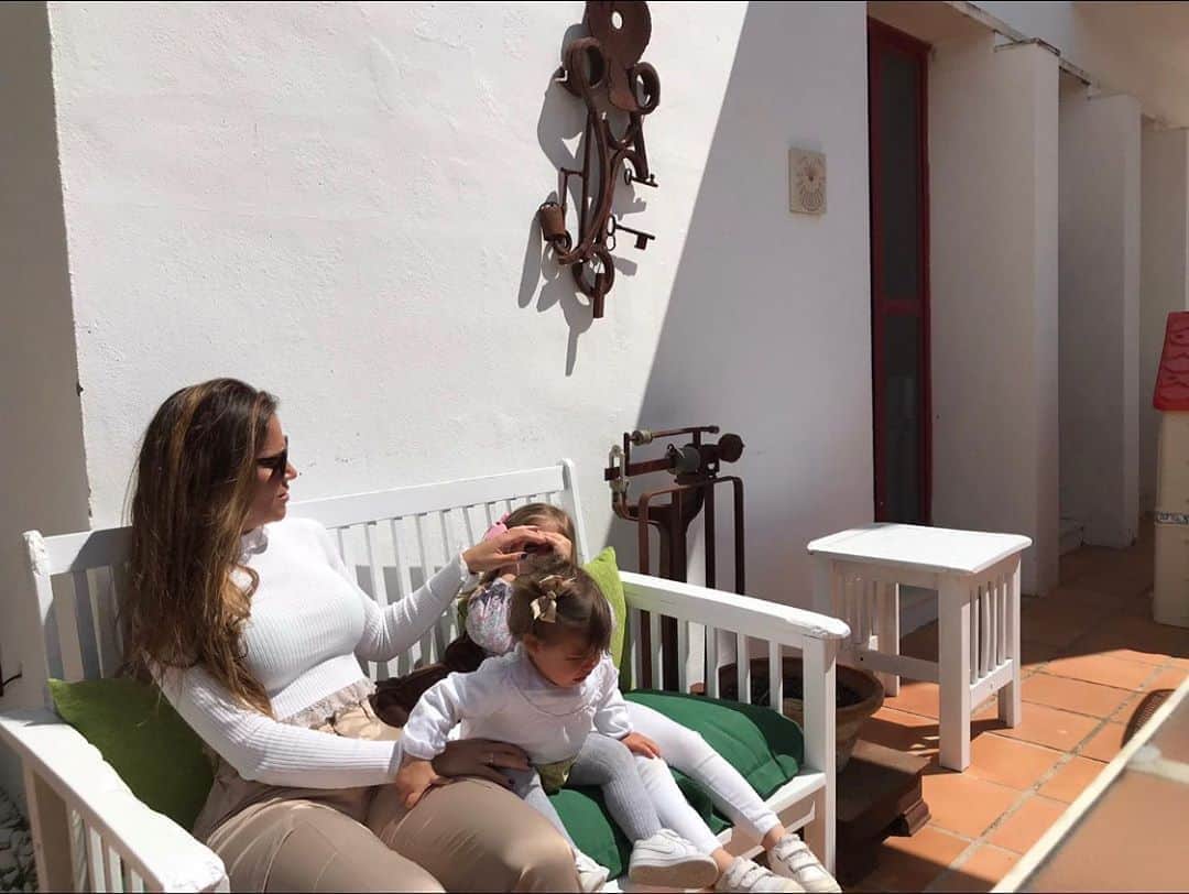 のインスタグラム：「Ya queda menos para estar juntos . Os quiero mucho .」