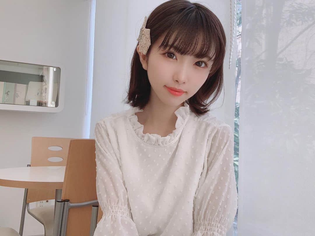 百合香（yurika）のインスタグラム：「最近の気持ちをつらつらと書こうかな。 最近の写真はなかったので、随分前に事務所で撮ったやつを投稿します！！！ そういえば、21歳になりました。ありがとう、これからもよろしく... 話が脱線しましたが、 また壁だぁって感じの時期です… 壁ばかりで、行き詰まることも多い。けど人生そんなことばっかりだと思う。 でもきっと今の壁を越えて新しい壁にぶつかった時なんかは前の壁なんてちっぽけだなぁって思うのではないかなぁ。ってヴァイオリンで今まで培ってきたものから感じた。  そして今だからこそ私ができることをやってみんなに笑顔になって欲しい、少しでも誰かの心が救われるなら。て思います。 誰かの心が救われた時、私の心も救われます。 だからみんなのためって思ったら動画編集も演奏も全部頑張れます。 いつも本当に支えてくれてありがとう。  よーーーし、今の壁も地道にコツコツと壊していくぞ~‼︎ これからも大きく成長していく私を見守っててくれると嬉しいです✌🏻」