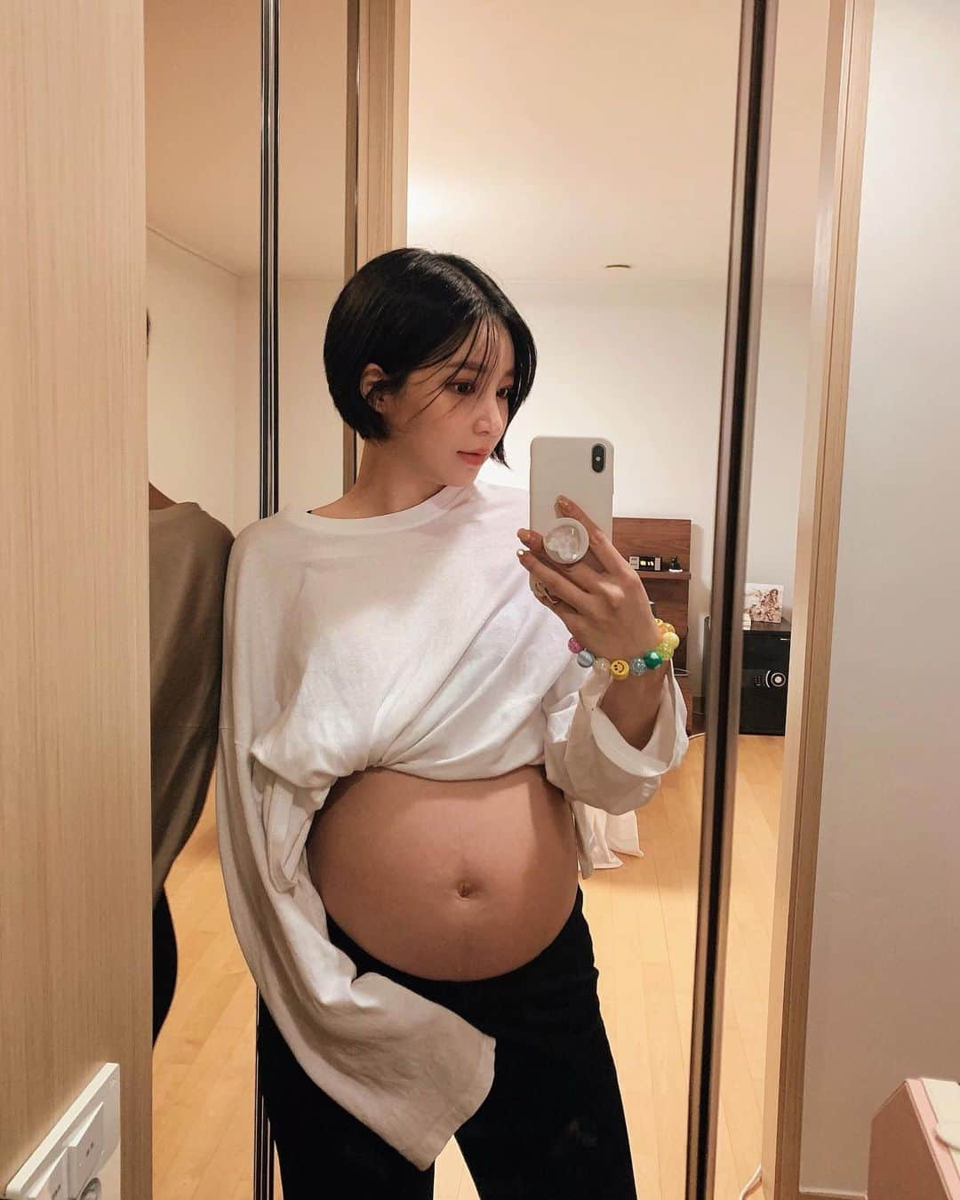 カン・ヘヨンさんのインスタグラム写真 - (カン・ヘヨンInstagram)「24w6d (⬅️요거 쓰는것두 이번주에 알았어요...?ㅋㅋㅋㅋ) 쑥스러워서 처음 찍어 본 #주수사진 👶🏻♥️ 볼 때마다 신기해 내가 엄마라니..!!!!! 내가 아들이 있다니.....!!!!!!!!!!!!✊🏼」4月5日 22時05分 - mangdoo_noona