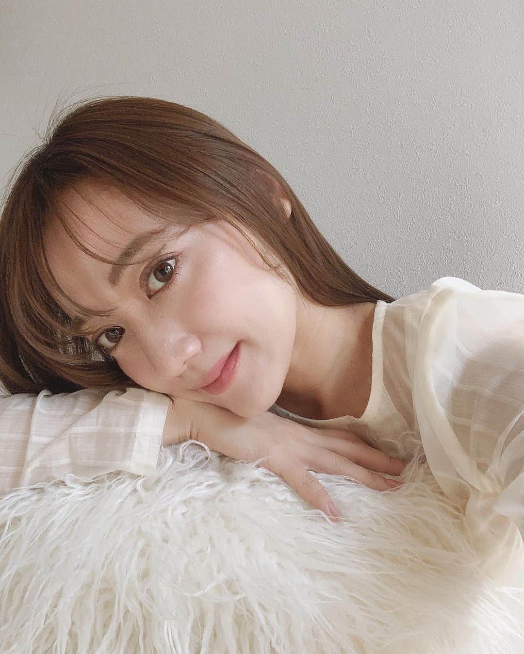 小川陽香のインスタグラム：「メディアでも話題の コスメデコルテ初のクッションファンデをお試しさせていただきました♡ ㅤ トーンアップのタイプなので主にお休みの日用🧺 ナチュラルに仕上げたいときはこれを使ってます♡ ぱっと明るくなって透明感とつやのある肌になる～🥰 ㅤ 最近トーンアップのファンデ色々発売されてるけどおすすめです✌︎ 色ありのファンデも気になる。。♡ ㅤ ☑︎ #AQクッションファンデーション 000 ㅤ ㅤ @cosmedecortejp#cosme#make#giftedbyDECORTE #DECORTE#コスメデコルテ#クッションファンデ#トーンアップ#コスメ#メイク#春コスメ」