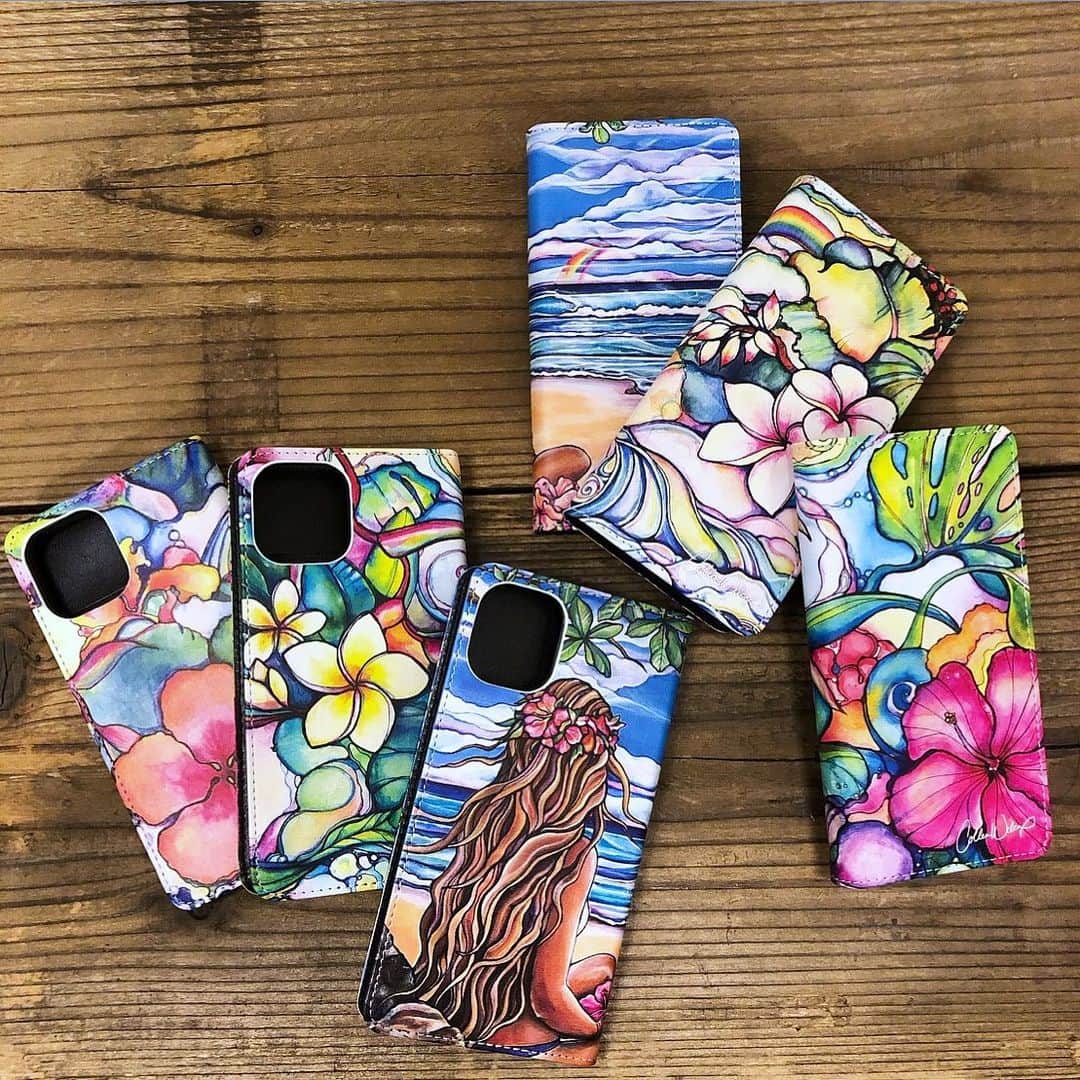 ラレイアのインスタグラム：「🌴 iphone11&11Proをお使いの皆さん🤗💕 ・ Colleen Wilcoxアートデザインの手帳型のスマホケースも即納対応中です😄🌺 ・ 7/8と7Plus/8Plus対応サイズももちろん取り扱い中です✨ こちらのサイズは残りわずかなのでお早めに😌🧡 @laleia_official  @colleenwilcoxgallery_jp  #colleen#colleenwilcox#art#hawaii#aloha#surf#beach#iphone#iphone11pro#iphone11ケース#iphone11proケース#iphone11#laleia#ハワイ#フォトジェニック#インスタ女子#アロハ#ビーチ#海を感じる雑貨#iphoneケース#セルフィー#スマホ」