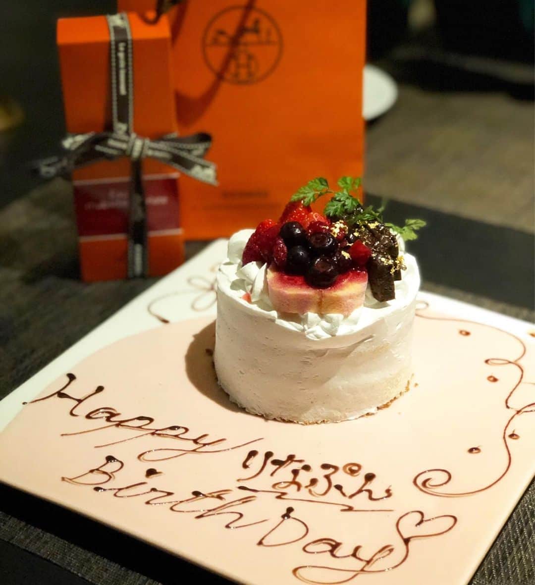 小泉里奈さんのインスタグラム写真 - (小泉里奈Instagram)「毎年お祝いしてくれてありがとう🎂♡ (りなぷんって呼ぶのはねえさん @exg_akane だけ笑) #birthdaycake #my27thbirthday #birthdaygirl #hermes」4月5日 22時19分 - koizumi_rina