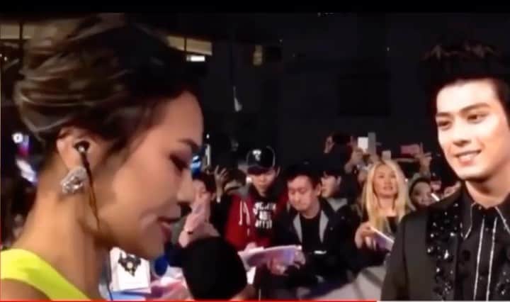坂倉アコのインスタグラム：「Randomly when you find yourself on YouTube...;)﻿ Interviewing the cast of Pacific Rim at Japan premiere.﻿ It was live-streamed on LINE.﻿ ﻿ YouTubeで偶然、自分のインタビュー映像発見。﻿ パシフィック・リムのジャパンプレミアをLINEライブで中継している映像。﻿ ﻿ LINE LIVEだったので、﻿ Do you have a line??と﻿ LINEのアカウントを持っていますかと新田真剣佑さんに質問中。﻿ ﻿ やっぱりレッドカーペット大好き❤️﻿ 普通にお仕事したい。 1日も早く元の世界に戻ってほしい。 ﻿ ﻿だから今こそ、みんなで外出自粛しないとだね🙌🙌 ﻿ ﻿ #新田真剣佑 #インタビュー　﻿ #line #pacificrim #movie #premiere #紙兎ロペ #tohocinema #linelive #生配信﻿ #youtube #おうちじかん」