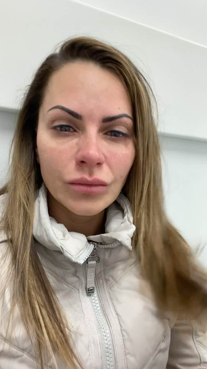 ミッチェル・マネーのインスタグラム：「Last night was so scary. Brain pressure is up. Considering other options since it can’t be managed with what we are currently doing. However, once I posted to my story asking you to pray, her numbers went down lower and have maintained since then. I believe in the power of prayer. Today is a big day. One week since accident. If we can’t see a turn for the better today we have to consider a different option and they are not what we want to be doing. It’s Sunday. However you choose to spend your day, I would please ask that at 4pm MST, you will stop and pray with my family and me. It would also be amazing if you could just pray all day. Sorry for the emotional video I just don’t know what else to do and I’m alone in here and need support. #prayforbrie」