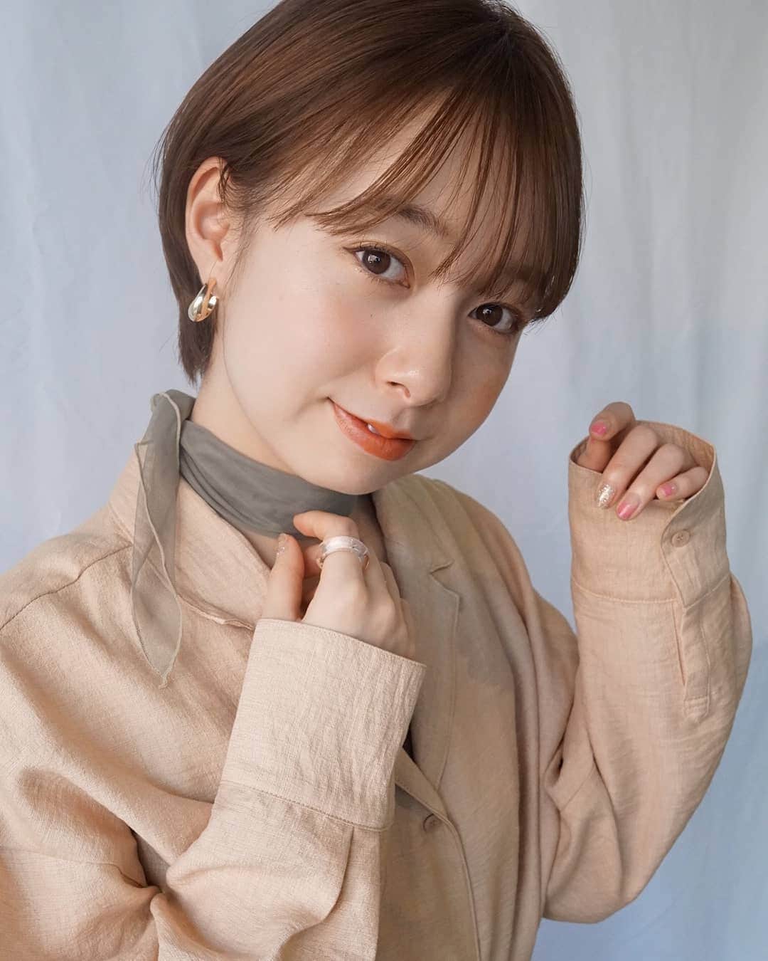 伊藤美羽さんのインスタグラム写真 - (伊藤美羽Instagram)「. . 正面からだとこんな感じ～！ 三枚とも同じような角度で撮ってる笑 . . 衣装とかメイクの雰囲気がお気に入りなので、インスタのトプ画にしようか迷い中です🌀 . . . . . . . #春メイク #春コーデ #オレンジメイク #ショート #ショートモデル #外国人風カラー #透明感 #透明感メイク #スカーフ #サロンモデル #サロモ #サロン撮影 #シャツコーデ」4月5日 22時27分 - miumiu.1230