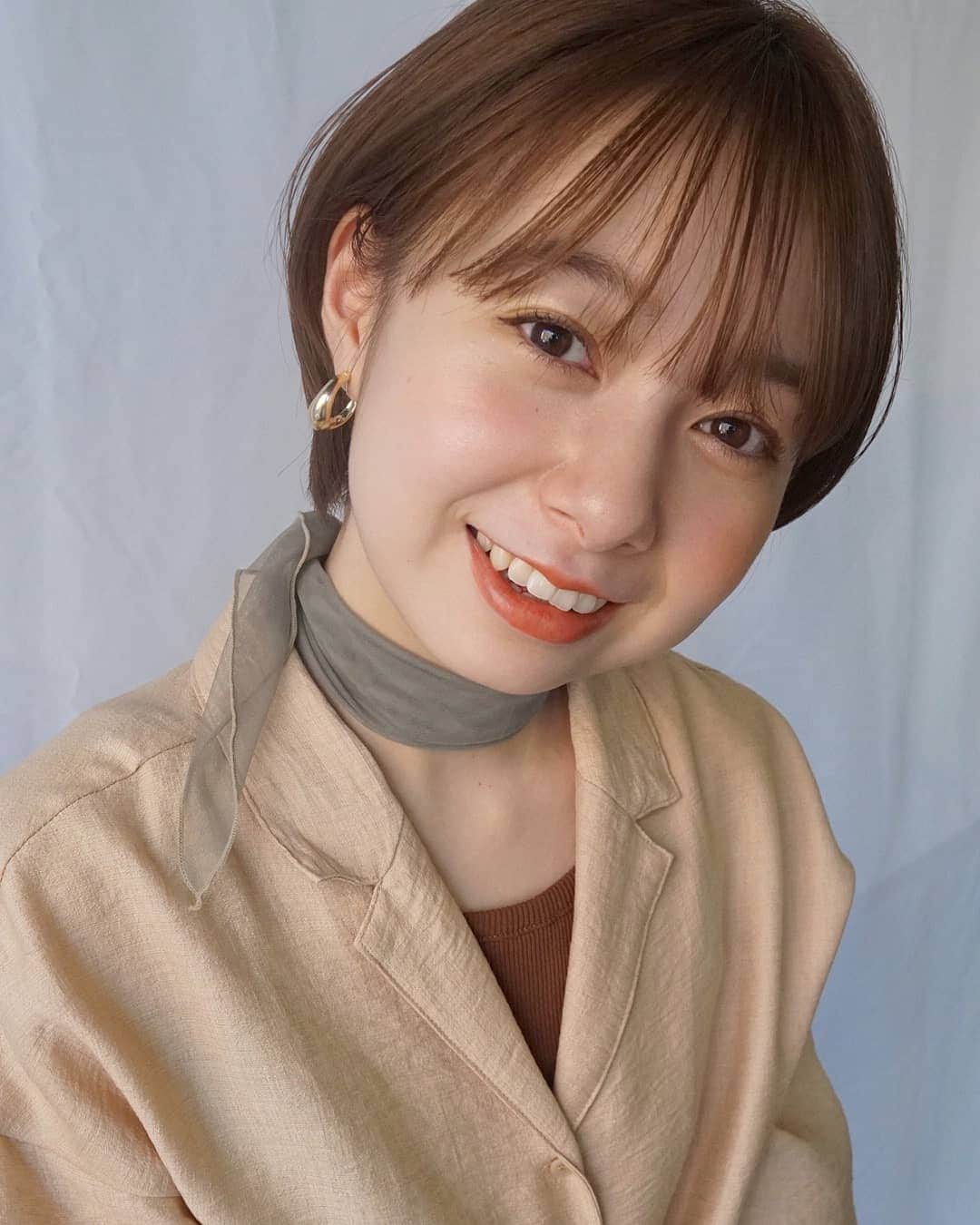伊藤美羽さんのインスタグラム写真 - (伊藤美羽Instagram)「. . 正面からだとこんな感じ～！ 三枚とも同じような角度で撮ってる笑 . . 衣装とかメイクの雰囲気がお気に入りなので、インスタのトプ画にしようか迷い中です🌀 . . . . . . . #春メイク #春コーデ #オレンジメイク #ショート #ショートモデル #外国人風カラー #透明感 #透明感メイク #スカーフ #サロンモデル #サロモ #サロン撮影 #シャツコーデ」4月5日 22時27分 - miumiu.1230