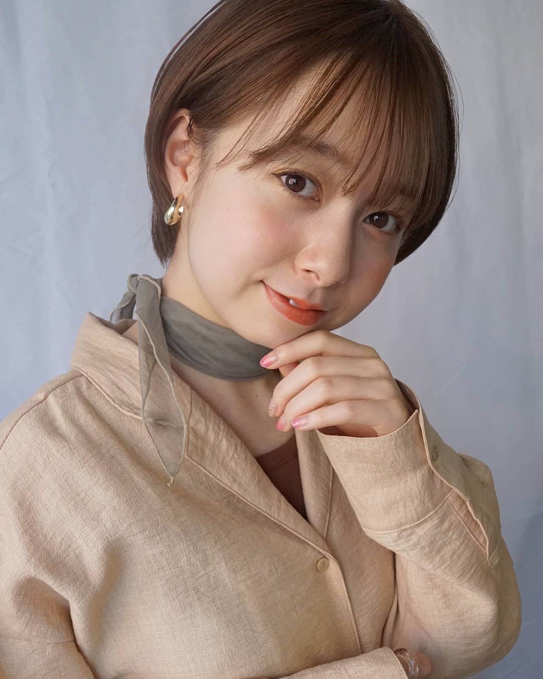 伊藤美羽さんのインスタグラム写真 - (伊藤美羽Instagram)「. . 正面からだとこんな感じ～！ 三枚とも同じような角度で撮ってる笑 . . 衣装とかメイクの雰囲気がお気に入りなので、インスタのトプ画にしようか迷い中です🌀 . . . . . . . #春メイク #春コーデ #オレンジメイク #ショート #ショートモデル #外国人風カラー #透明感 #透明感メイク #スカーフ #サロンモデル #サロモ #サロン撮影 #シャツコーデ」4月5日 22時27分 - miumiu.1230