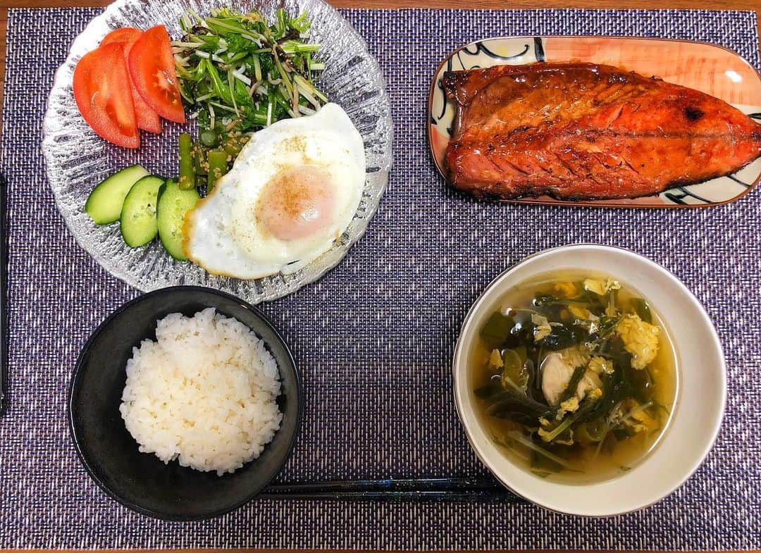 滝沢ななえさんのインスタグラム写真 - (滝沢ななえInstagram)「ハニ飯です。 ハニさんお料理好きなので助かってます。 ・ 食事に対する考え方って 本当に色々あると思うけど 最終的には自分の身体に合ったものを 見付けるのが良いかなと思う。 ・ Pioneer時代から 栄養アドバイザーの喜代美さんに バランスです！！！って言われてたなぁ。 ・ 日々こういう食事がたべられる事に感謝。 おっちゃん、結構好き嫌いあるから 色々考えて出してくれるけど 食べなきゃダメー！って怒られて しぶしぶ食べることもあります（笑）  #ハニ飯 #白米も食べます #野菜も食べます #魚も食べます」4月5日 22時29分 - nanaetakizawa