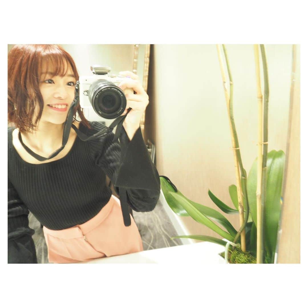 若井友希さんのインスタグラム写真 - (若井友希Instagram)「皆さん元気ですか？﻿ ﻿ 大変な世の中になってきたね…﻿ ﻿ お天気がいい日でも﻿ ぐっと我慢して、自分と周りの方を守れるように﻿ 意識を高めていきたいねっ🥺﻿ ﻿ わたしもこの土日はお仕事しつつ﻿ おうち時間を楽しんでます☺️﻿ ﻿ みんなはこの土日どう過ごしましたか？﻿ ﻿ 明日からの1週間も﻿ みんなが安全に乗り切れますように！﻿ ﻿ 前に質問頂いてたんですけど﻿ 旅行の時とかに使っているカメラは﻿ #olympuspen です✨」4月5日 22時47分 - yuki_wakai
