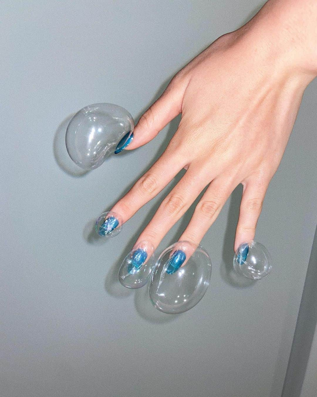 AKIKOさんのインスタグラム写真 - (AKIKOInstagram)「Bubble nailz 🧼 Which reminds me... I miss drinking bubble tea🥤😭 #dazedbeauty」4月5日 22時48分 - akikokoga