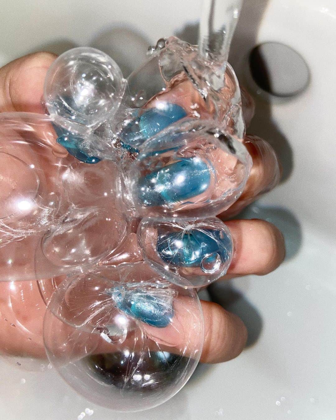 AKIKOのインスタグラム：「Bubble nailz 🧼 Which reminds me... I miss drinking bubble tea🥤😭 #dazedbeauty」