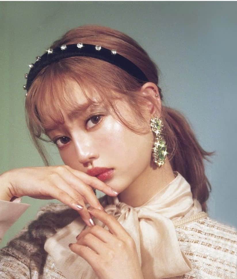 AYA YAGISHITAのインスタグラム：「sweet  4月号  里砂ちゃん私物のビジューアクセサリーに合わせてのコーディネート💍  @citronbijoux と里砂ちゃんコラボアイテムも可愛いので要チェックです🍈🐝」