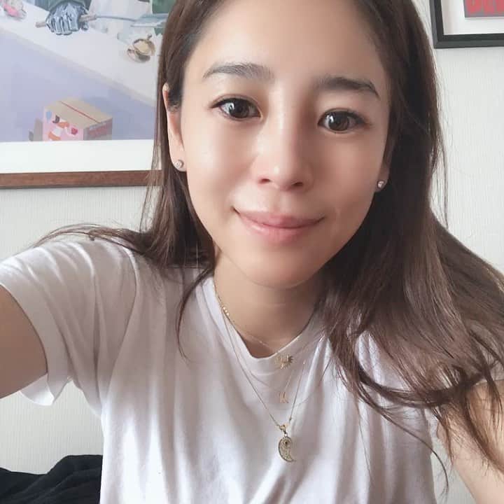 大桑マイミのインスタグラム：「お家🏡でしっかりビューティー時間。 まだまだ私は乾燥注意報❗️ SHISEIDO バイタルパーフェクション　UL ファーミングクリームをたっぷりお肌へ。 乳液+クリームを兼ね備えたきめ細やかなテクスチャーで　すぅーと馴染んで潤う♪香りにも癒されてます。大好き💕このクリーム。 メラニンメラメラの私には有り難い、生成を抑えてくれてシミ、ソバカスも防いでくれるから私は朝晩派。 あー気持ち。　肌元気。 @shiseido  #shiseidoginzatokyo #即感モイスチャライザ #PR #stayhome」