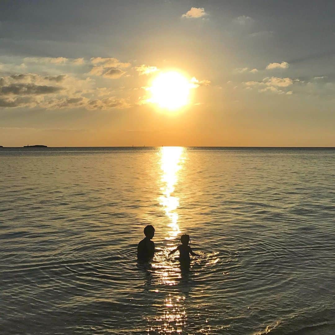 のインスタグラム：「現在沖縄でも増えてきているコロナウイルス。私は産まれも育ちも東京なので、急速に感染が広がっている東京の家族や、友達とテレビ電話をする日々です。  今日は2つお伝えしたいことがあり長くなりますが、真面目に書きます。  私たちの運営している店舗は各ブランドの東京本社が運営停止、またはショッピングモールが閉館しないかぎり、運営をし続けないといけません。(そういう契約の元運営しております)そのため、今すぐの営業停止の予定はございません。 ですが各店舗にて電話での接客サービスを強化しておりますので、お気軽に電話通販をご利用ください。 これが1つ目です。  2つ目はお客様そして従業員の命を守るためのお願いです。 店舗を運営している中で現在従業員一人一人ができる限りの予防を徹底して行っております。 しかし、ご来店される旅行中のお客様の中にはかなり無防備な方もいらっしゃるのが現状です。 運営する側がお客様にお願いをすることは烏滸がましいと思いますが、いち接客業のスタッフとして書かせてください。 2週間以内に沖縄県外、海外渡航歴がある方、また、発熱や風邪の症状がある方はご来店をお控えください。そのような症状がないお客様も、特に感染が広がっている県外や海外からお越しの方はマスクを着用してのご来店をお願いいたします。 これら全ての行動が他のお客様、従業員の安全を守るためですのでご理解いただけると嬉しいです。  お仕事柄県外、海外にどうしても行かないといけない方もいると思います。接客業でいうと客室乗務員さんはとても怖い思いをしながらもどかしい思いでお仕事をされていると思います。 アパレル業、美容院、様々な業種が即座に営業停止ができるかというとそう簡単なことでもなく、今の東京の状況でも色んなお店がオープンしているのが現状だと聞きます。 もどかしい思いでオープンせざるを得ない人、出勤しないといけない人、様々な職種があることを理解して、政府の決断が下りるまでみんな一致団結して日々丁寧に生きていきたいですね。  言葉が足りず、不快に思う方もいるかと思いますが、色んな思いを抱えて子供たちを預け働いている親御さんもいる中で(私もその1人です)一人一人の行動と、これからの政府の決断で未来は変わると信じたいです。 またいつか多くのお客様が、店頭にてお買い物を楽しんでいただけますよう願っております。  そして最後に感染された方々の回復を心より願っております。 #言葉至らず賛否あると思います #コメントが否ばかりになったら投稿は消しますね #伝えたい思いが少しでも伝われば嬉しいです #写真はもう2年前くらいかなこんな日が来るとは思ってもみなかった沖縄の海」