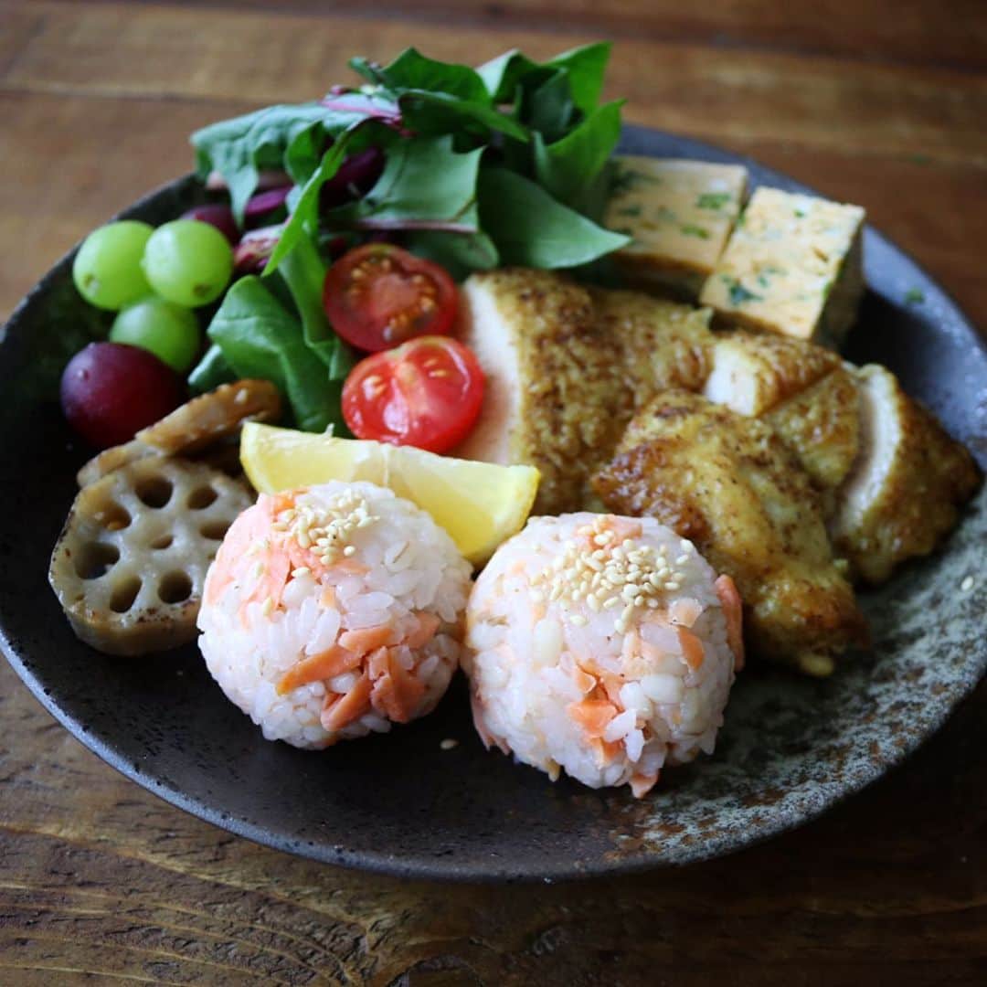 のインスタグラム：「2020.4.5 ． ． Hello(｡>∀<｡)♡ ． ． 先週いつかのの長女のバイト飯。 この日は確か17時頃に食べていった気がする…🤣 ． ． ． 作り置きから… ． ■チキンカレー粉ソテー ■レンコンソテー ■ネギ入り卵焼き ■ほぐし焼き鮭のおにぎり ． ． サラダの赤軸ほうれん草とソテーしたレンコンは @sakanotochu さんの新鮮野菜です♡🥬 赤軸ほうれん草はアクがあまりなく、生で食べても美味しくてサラダにオススメ😆 茎の赤い色が綺麗で彩りも◎ ． 久しぶりの作り置き、お弁当作りが無くてもやっぱり便利なのでまた再開しようかな。 ． ． ． ． ． @liakulea_japan さんから素敵な時計が届きました⌚️(2枚目) ． こちらの腕時計、ハワイの星空をイメージして作られたものだそうでフェイスにキラキラが散りばめられています✨ ． ブランド名の由来となった『Lia』はハワイ語で『憧れ』、そして『Kule'a』は『幸せ』や『幸運』、『成功』などを表しているそう。 ブランドデザイナーはこの時計にご縁のあった方に成功して欲しい、幸せになって欲しい、そんな気持ちを込めて付けられたそうです。 ． 大切な方への贈り物に… 自分へのご褒美にもいいですね🎁 ． ． 今回クーポンコードを発行していただきました♪ 『maich323』 ↑こちらのご使用で10％OFFになりますのでよかったらご利用くださいね。 ． ． ． #ワンプレート#夕ごはん#バイト飯 #foodstagram#instafood  #delistagrammer#kurashiru  #locari#おうちごはん　 #igersjp#ellegourmet #ouchigohanlover  #マカロニメイト#ご飯でエールを #homecooking #japanesefood#foodlovers#foodie  #リアクレア #liakulea#腕時計#時計 #腕時計倶楽部」