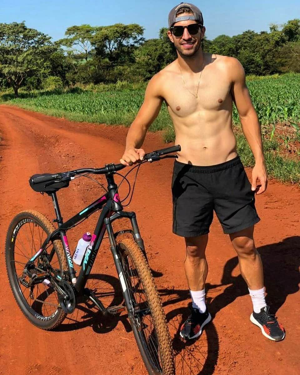 ルーカス・シウヴァ・ボルジェスのインスタグラム：「Dia de bike rumo a @faz.boladeouro 🚴🏼‍♂️」