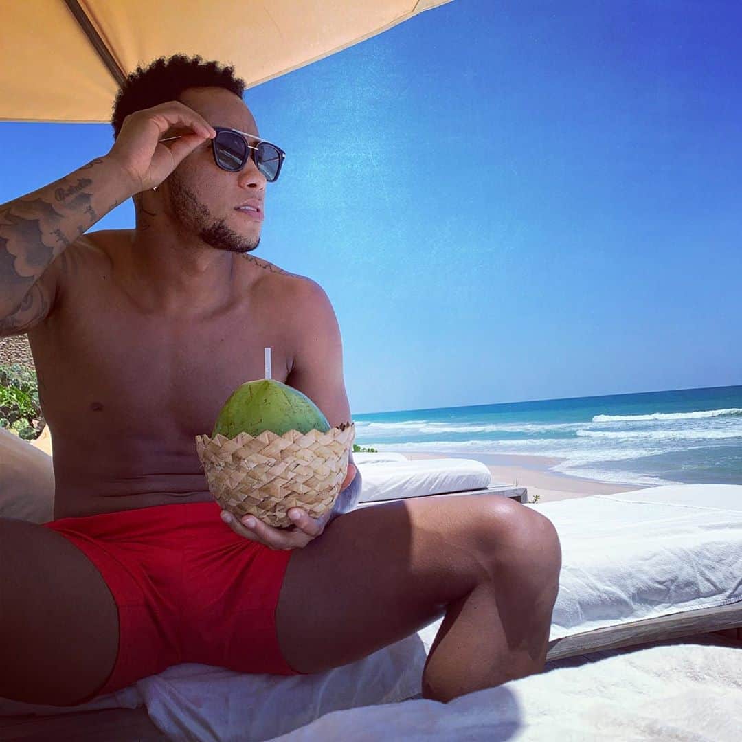 ラファエル・ダ・シルバのインスタグラム：「Obrigado a cada um que tirou um tempinho pra me desejar os parabéns, fico feliz com carinho de vocês! Happy birthday to me 2.8 👴🏽」