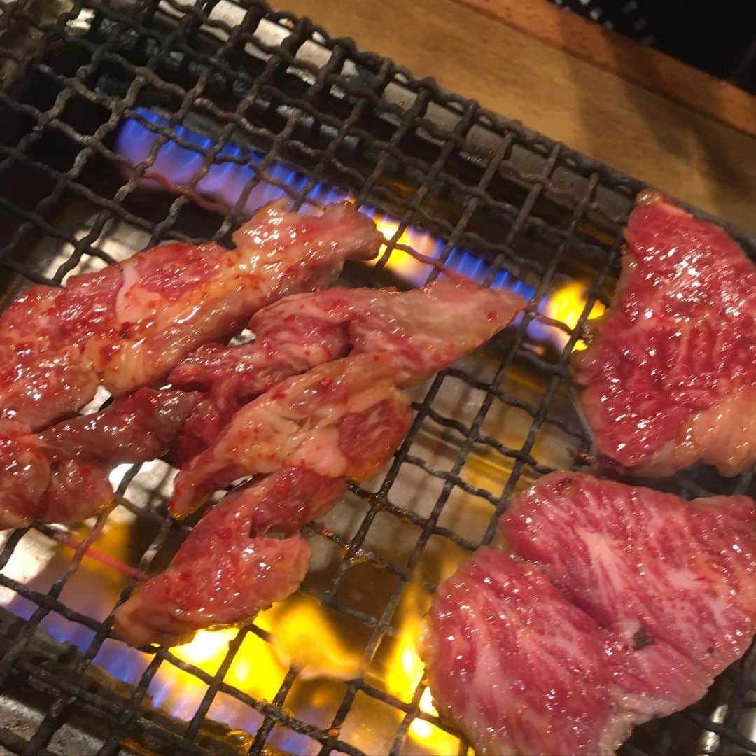 REALTA 2016.02.24のインスタグラム：「最近ハマってるお店　焼肉多平 コロナでも満席…  #難波グルメ  #難波焼肉屋 #難波 #難波裏路地 #ハラミ#ロース#カイノミ #ココロ#キモ#アカセン#ツラミ #コスパ最高#大衆焼肉」