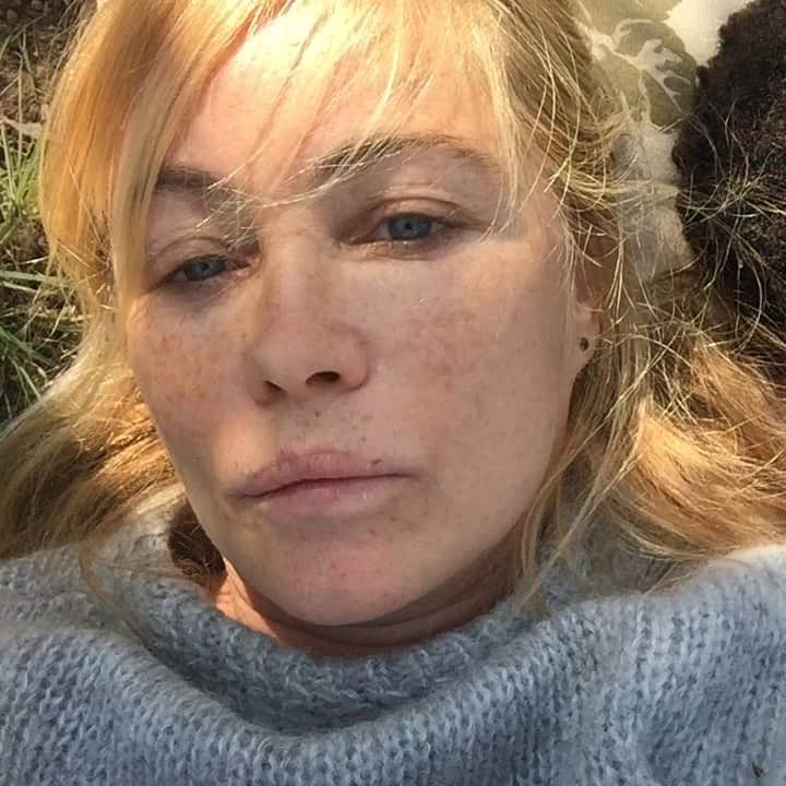 エマニュエル・ベアールのインスタグラム：「☀️💛 me and my little one #sendinglove ... Je lui dit qu’il faut repenser à un autre 🌍... #sundaymorning #thevelvetundergroundandnico .... et je prendrais la route me levant et partant si je savais ...ce sont les années perdues qui se rapprochent ..🎼🎼🎼 #marcelproust ... La Prisonnière」