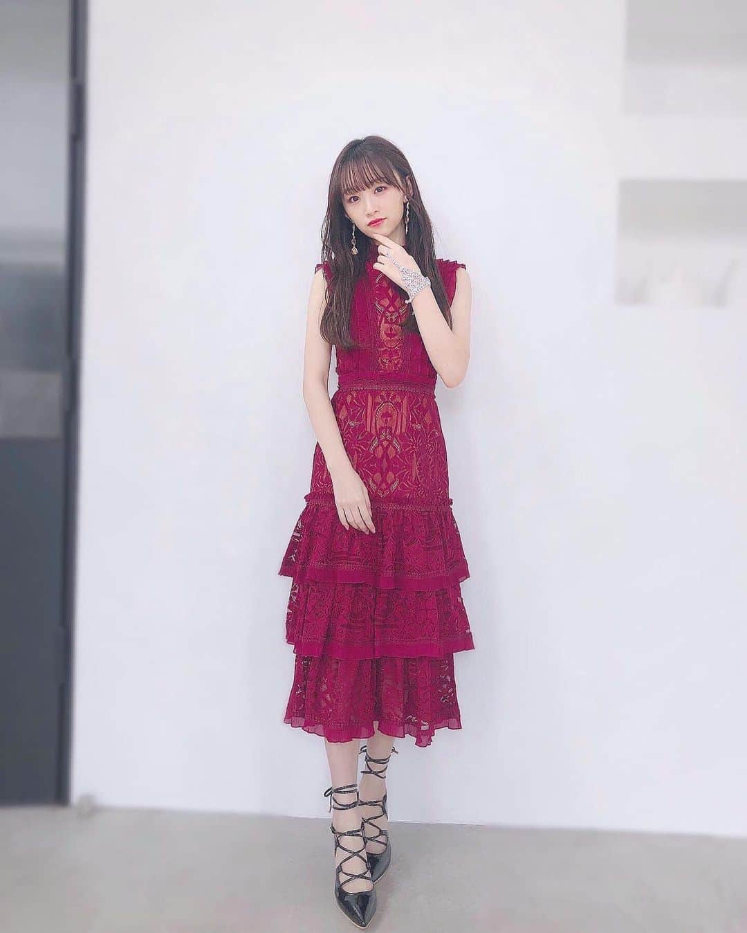音嶋莉沙さんのインスタグラム写真 - (音嶋莉沙Instagram)「#CAMEO のジャケ写オフショット👗💕﻿ ﻿ 赤のドレスに手に付けてるアクセサリーが可愛すぎたの😉✨﻿ ﻿ #オフショット」4月5日 23時10分 - otoshima_risa