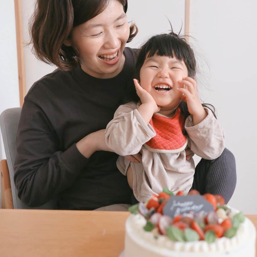 naoko tawaraのインスタグラム：「4月2日はわたし、3日は娘の誕生日でした。娘は2歳になりました。 出産から今まであっという間だったなぁとも思うけど、毎日が濃厚なので、まだ2年か〜とも思います。 日々めまぐるしく成長をみせる娘に、わたしも母親として育ててもらってます。 コロナのことで、頭を悩ませることも多いですが、こうやって今年も笑顔で誕生日を迎えられたことを感謝したいと思います。 お祝いのメッセージくださったみなさま、ありがとうございました🙇‍♀️ またわたしも社会復帰して1年経ちました。まだペースを掴みきれずに進んでいて、1人ゆえに自身の弱点も明るみに出た気がします。仕事面も少しでも伸ばせる一年になるようがんばります、、、！ 娘共々引き続きよろしくお願いします。 今年の誕生日ケーキは旦那が用意してくれたカワタ製菓店さんの。（相変わらず最高においしい） 娘ははじめてのショートケーキにテンションあがってました。 2歳の娘はとってもお喋りでおもしろいので、また落ち着いたらみなさん遊んでやってください〜👩‍👧 #happybirthday」