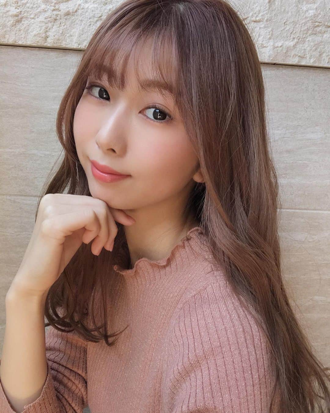 のインスタグラム：「ㅤㅤㅤㅤㅤㅤㅤㅤㅤㅤㅤㅤㅤ 先日 @vicca_hair さんで前髪カット、カラー﻿ トリートメントをしていただきました！﻿ ﻿ カラーはピンクベージュです🌸﻿ だけど、光に当たると少しコーラル系にも見える？🍊﻿ お気に入りです🥺🥺﻿ ﻿ 動画は自然光に当てたときの色味！﻿ 中澤さんがとても分かりやすく撮ってくださいました🥰◌﻿ ﻿ お家にいる時間が増えたけど、かわいいカラーで﻿ テンション上がります( ⸝⸝⸝⁼̴́◡︎⁼̴̀⸝⸝⸝)﻿ ﻿」