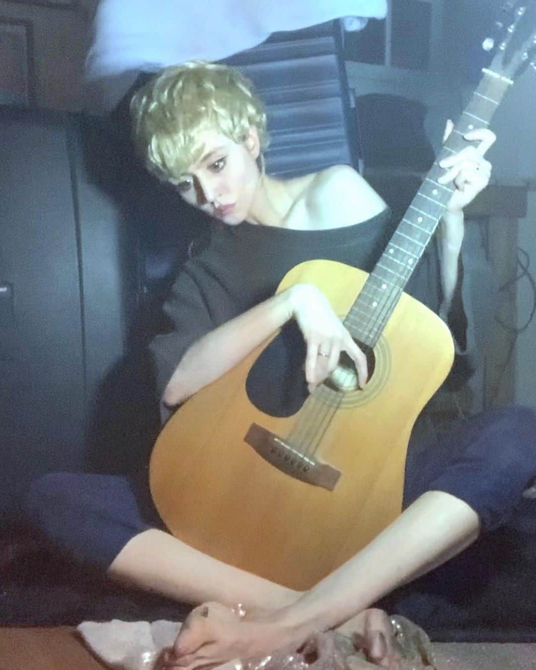 アリソン・ハーバードのインスタグラム：「The year is 1903-1904, average lifespan is 47 years. Pizza lunchables are scarce. #betweenartandquarantine #tussenkunstenquarantaine #Picasso #theoldguitarist」