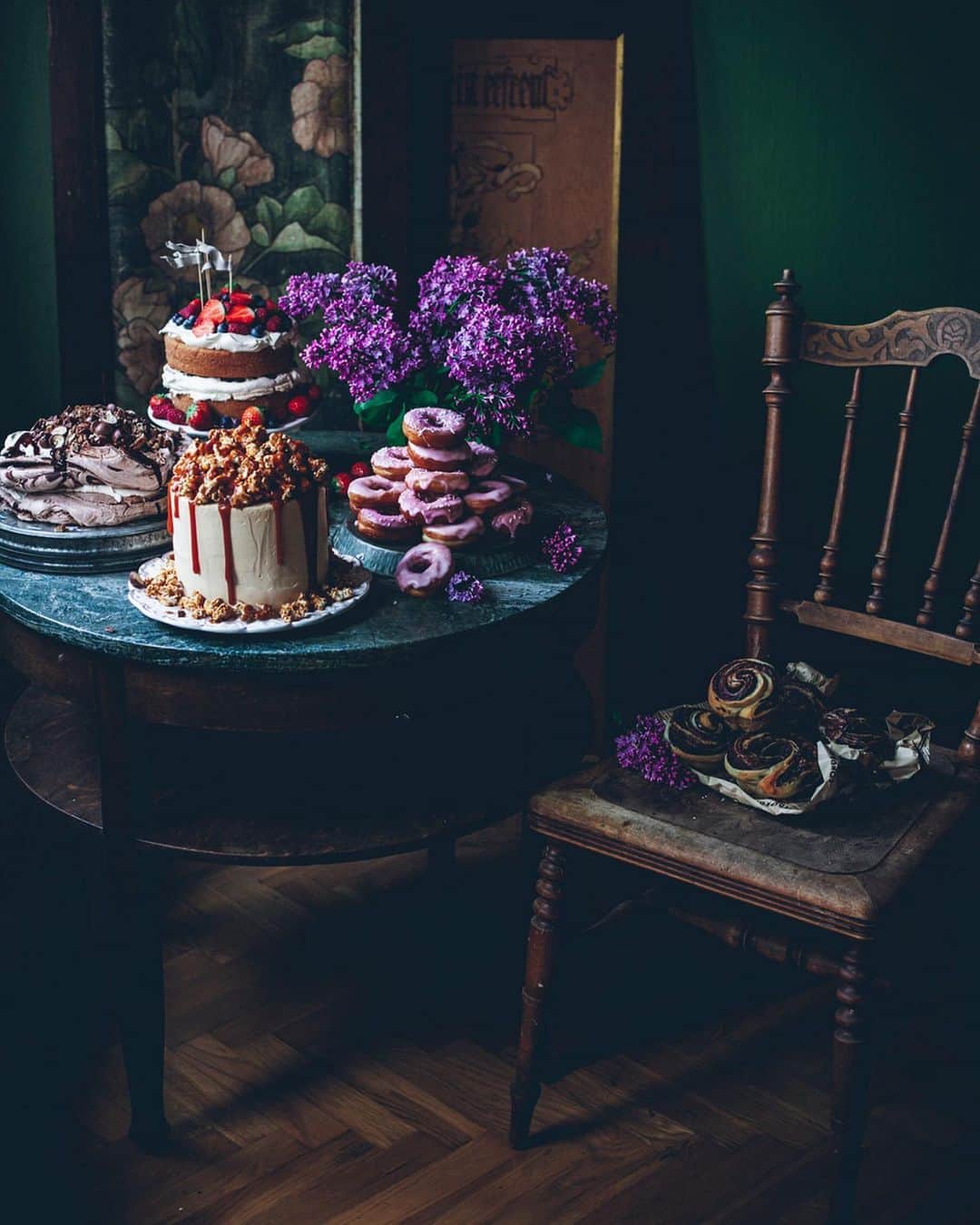 Linda Lomelinoさんのインスタグラム写真 - (Linda LomelinoInstagram)「Guys!! Guess what? I created presets for Lightroom and Camera Raw! Made for nature and dark food photography and they are now for sale on my site -lindalomelino.com. I seriously couldn’t be more happy with them! I’ve been working on this for months - making the presets the best they can be, creating videos, an installation guide and a pdf and testing them on a few friends 🥳 They are now ready for you too! There are three sets - two smaller collections with 5 in each, one with Nature presets and one with Dark Food presets. And one Full Collection with 15 presets which includes both the Dark food and Nature presets. Also included is an alternative way of editing - with profiles (I’ll show you in stories). Swipe for some before and afters. I’ll also post more in Stories if you’re interested. Link to the presets in my profile - 10% off until Friday 🥰 Hope you like them!  #camerarawpresets #lightroompresets #photopresets」4月5日 23時17分 - linda_lomelino