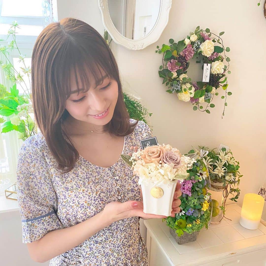 黒坂優香子さんのインスタグラム写真 - (黒坂優香子Instagram)「💐 ・ ・ インスタライブ見てくれたみんなありがとう♡ ・ ・ FC会報誌届いたみたいだね♡ どうだったかな？🥰 ・ 今回YUKATUBEのコーナーでは フラワーアレンジメント体験をしてきたよ♡ ・ 私はプリザーブドフラワーで作ったよ 楽しかったなぁ♡♡♡ ・ お気に入りの作品が出来ました♡ ・ ・ 次回の会報誌では何をしようかな🥰 ・ ・ #flower #flowerarrangement  #FC会報誌 #silentsiren #サイファミ」4月5日 23時32分 - yukakokurosaka0606