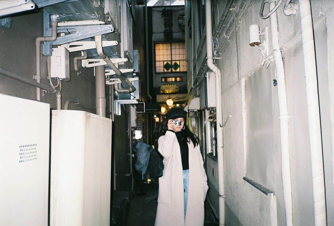 のインスタグラム：「みなさん ちゃんとお家いますか？  自分がうつらないより 人にうつさないように  手洗いうがいしっかり  大切な人を守りましょ  公演が中止になってしまって 本当に悲しいです。 でもこればっかりは仕方のない事。 そんな中で私たちにできる事、 最大限に考えて下さって 五朗さんは本当に素敵です。 ... 写真は少し前のもの。 フィルムで撮ってもらったよ📸 photo by @momonomosumomo  #stayhome #staysafe  #コロナに負けるな  #地球ゴージャス  #フィルムカメラ #filmphotography」