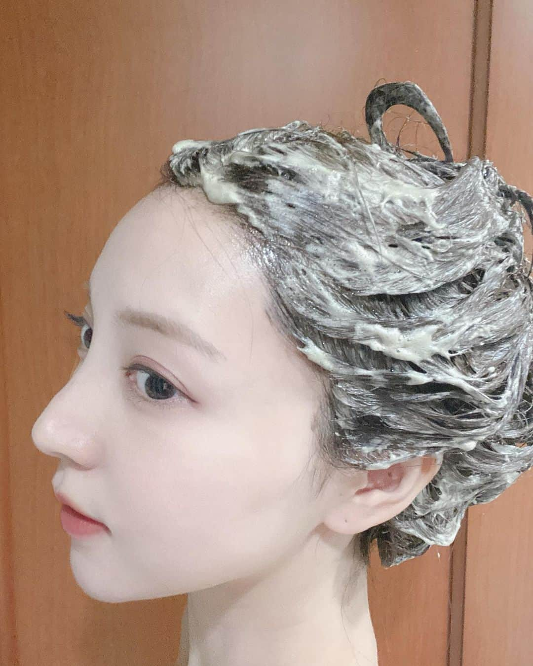 麻亜里さんのインスタグラム写真 - (麻亜里Instagram)「. 【お家でヘアカラー】 お家で髪を染めようかな？と考えている方におすすめ…🌟 ホイップで簡単！液剤を混ぜて振って髪に塗るだけ👍  今回使用したものはhoyuの”Beautylabo”ビターショコラ🎀  うん！色も私好み☺️(写真5枚目染めた後のカラー)  染める前の色落ち、プリン(写真4枚目参照)が解消されました😋✨ タオルドライ後につける美容液がとっても優秀でしっとりするよ🧡 . #ビューティーラボ#beautylabo#セルフカラー#ヘアカラー#セルフヘアカラー#ビターショコラ」4月5日 23時53分 - maari.0108