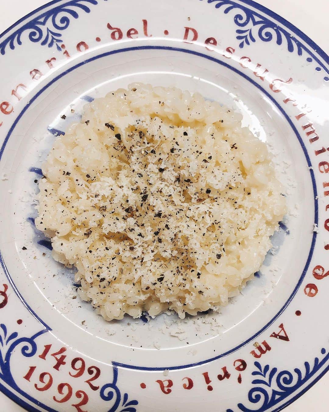 末吉里花さんのインスタグラム写真 - (末吉里花Instagram)「オーガニック・チーズリゾットを作りました。実はリゾットってあっという間に出来るのです。美味しいパルメザンチーズ🧀があれば、失敗しません。日本のお米でも美味しくできます。白のナチュールワイン と合わせれば、レストランに行った気分♪Homemade Organic Parmesan Cheese Risotto. #risotto #parmesancheese #homemade #stayhome #organic #リゾット #パルメザンチーズ #パルメザンチーズリゾット #チーズリゾット #おうちごはん #オーガニック #グリーンパン」4月5日 23時49分 - rikasueyoshi