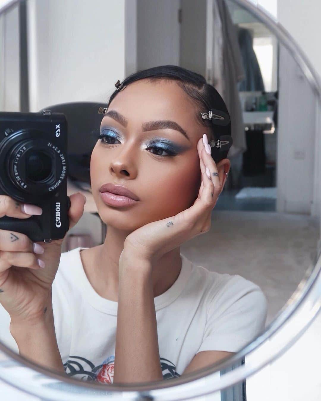 ジェイデ・ピアスのインスタグラム：「Classy, bougie, ratchet. I love a mid getting ready picture! - @benefitcosmeticsuk brow products as always! (Precisely my brow pencil, brow zings and gimme brow in shade 4) - Used @hudabeauty mercury retrograde eyeshadow palette on da lids (shade mercury), along with @maccosmeticsuk extra dimension eye shadow (shade lunar) in the outer corners and a little in the crease. @anastasiabeverlyhills x @amrezy highlighter in the inner corners (and on the face). - @lillylashes in the style “luxe”. - @incrediblecosmetics bounce blush (shade “my first love”) with @narsissist blusher (shade behave) on top. - @hudabeauty matte lipstick in shade “girls trip” with @maccosmeticsuk chestnut lipliner and a tiny bit of @fentybeauty gloss bomb in the shade ballet slipper.」