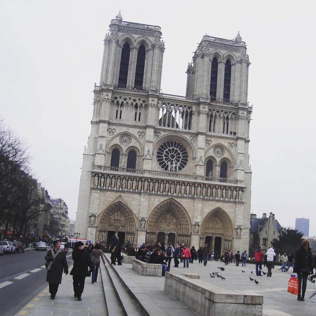古市憲寿さんのインスタグラム写真 - (古市憲寿Instagram)「初めてのパリ。どうでもいいが、だっさい服を着てる。　#写真旅行 #2006年 #パリ」4月6日 0時01分 - poe1985