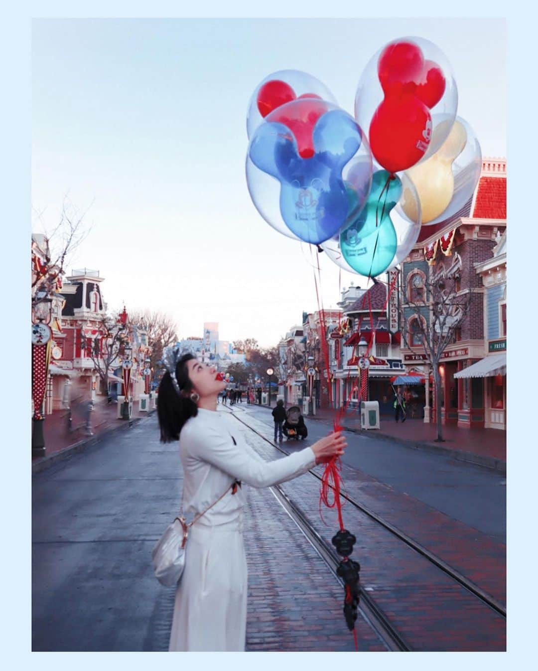 中島奈津希さんのインスタグラム写真 - (中島奈津希Instagram)「🎈🐭🎈﻿ ﻿ ﻿ ﻿ ﻿ ﻿ この写真をストーリーに載せたら﻿ まさかの＂ホーム画面にしたい＂﻿ dmをたくさん頂いたのでこちらに投稿🥺💌﻿ ﻿ ﻿ というか、﻿ ここに載せたら良いのか？！笑﻿ ﻿ ﻿ ﻿ ﻿ ﻿ ﻿ ﻿ ﻿ 私が#カリフォルニアディズニー に行った時は、﻿ まさかのお城が工事中だったのだけど、﻿ 逆にレアだと思う。笑﻿ ﻿ 今度は完成したお城で待ってるよって言うメッセージだと勝手に受けとりました🥺💌﻿ ﻿ ﻿ ﻿ この日は朝が早くて﻿ まだ日が完全に出てなかったから﻿ 朝だけど薄暗い感じが好き🐭🤍🏰﻿ ﻿ ☁️☁️☁️☁️☁️☁️☁️☁️☁️☁️☁️☁️☁️☁️☁️☁️☁️﻿ #disneysisters_jp ﻿ #californiadisney ﻿ #getyourearson ﻿ #アナハイムディズニー ﻿ #ディズニーランド　﻿ #ミッキーバルーン」4月6日 0時06分 - nakajima_natsuki