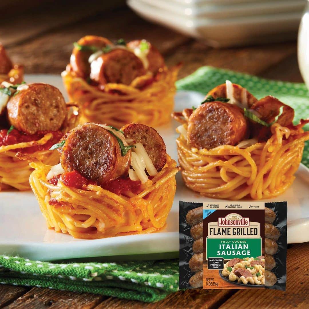 ジョンソンヴィルのインスタグラム：「Whatchya got cooking at home? Maybe some sausage, eh? Get your meal planner out because we've got an idea for every day of the week. These recipes are #kidapproved #momapproved #dadapproved #quarantinedapproved #loosingyourmindcookingapproved and of course, filled with lots of sausage. Johnsonville Flame Grilled Sausage to be exact.  Get the recipes at our link in bio. #socialdistancingwithsausage」