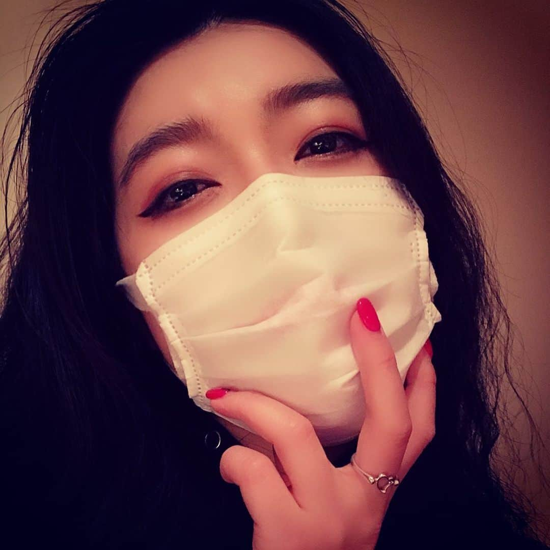 益子寺かおりさんのインスタグラム写真 - (益子寺かおりInstagram)「眼で殺し、眼で語る♡ ・ #マスク装着時も #楽しく楽しくやらしくね♡ #アクメ顔 #ベッドイン　#bedin」4月6日 0時29分 - kaori_masuco