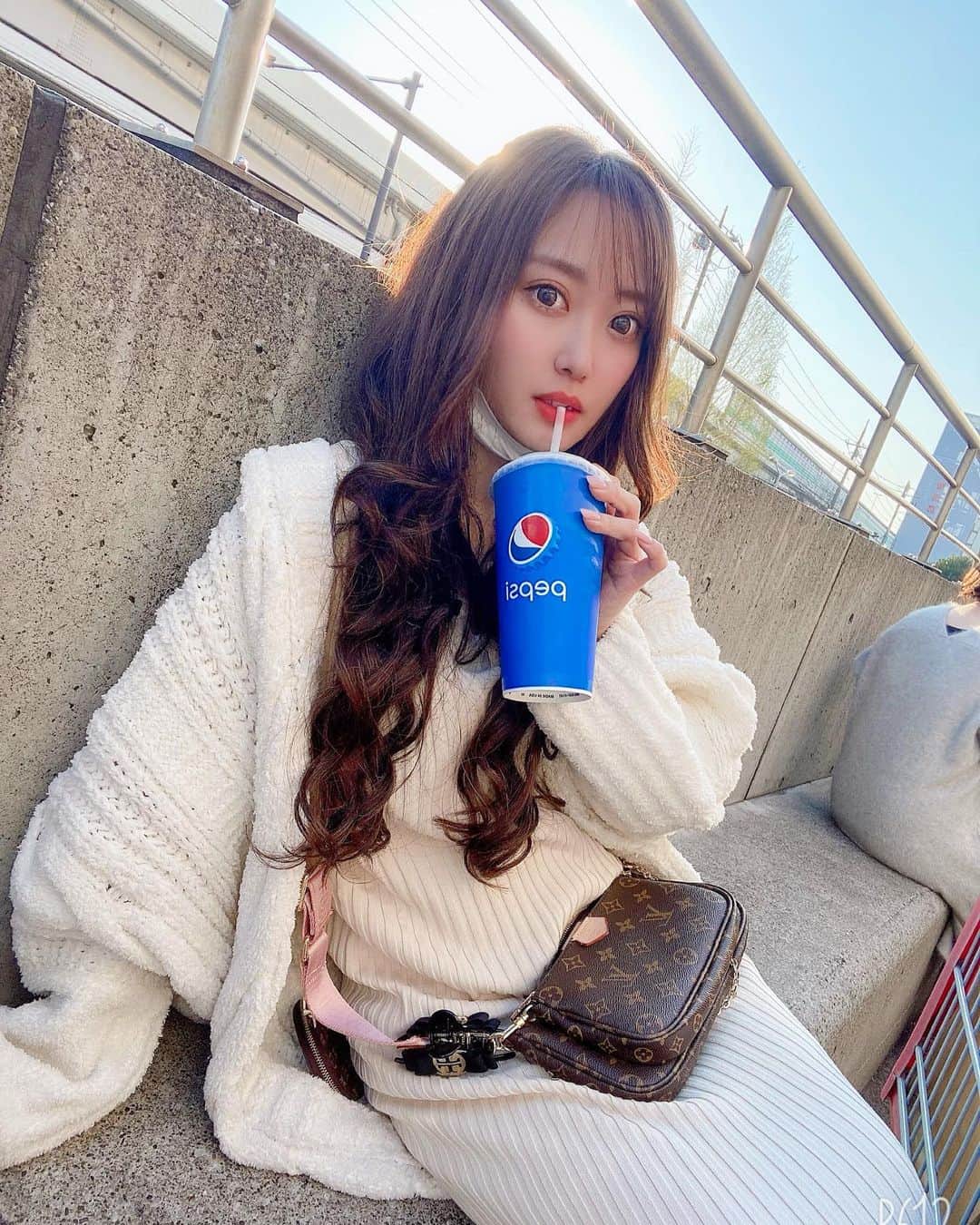 のインスタグラム：「🥤🌭🥤🌭🥤. * お仕事以外は #おうち時間 🏠💕❤️. まったり過ごす日々きらいぢゃない🤥. * #japan #gravure #follow #me #グラビア #stayhome #コロナに負けるな #コロナウイルスが早く終息しますように #좋아요 #팔로우 #팔로미 #인친환영 #패션스타그램 #셀카 #얼스타그램 #helloapril」