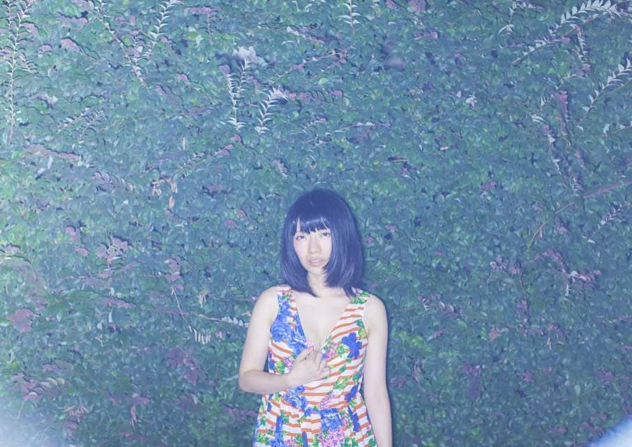 ぱいぱいでか美のインスタグラム：「昔の写真載せてみよシリーズ 多分2013年のぱいぱいでか美！ ꙳ #ポートレート #川崎龍弥 さん @kawasaki1988 ꙳ インスタ更新したいなーと思っても お家にいるので写真もあんま撮ってない！ ということで昔の写真載せてみよシリーズです。 シリーズになるかはわかりませんが。笑 多分2013年の夏だから22歳かなー。 ぱいぱいでか美としての活動当初は3枚目の白い衣装でした。 事務所にも入ってなくてフリーだったから 当時からよくして頂いたカメラマンの川崎さんに ポートレート撮ってもらって アー写にしたりグッズにしたり とてもお世話になってたよ〜 (あの頃からすごいですが！)今やすっかり売れ売れ監督で、、！笑 また川崎さんに撮ってもらう機会あればいいなあ」