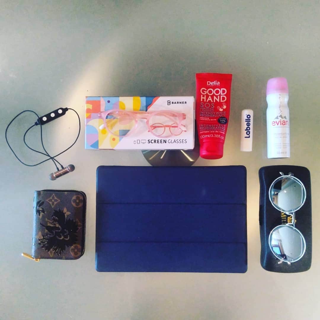 ミア・イエルコフのインスタグラム：「Participate in a project connected by friends @yourmusthave_official  Here are my essentials that are part of my travel bag at all times. Tablet @lenovo  Sunglasses @40million.eyewear  Screen glasses @barnerbrand  Facial spray @evianspray  Lip balm @labello  Wallet @louisvuitton  Headphones @bitmoreuk  Hand cream literally any #yourmusthave #miajerkov」