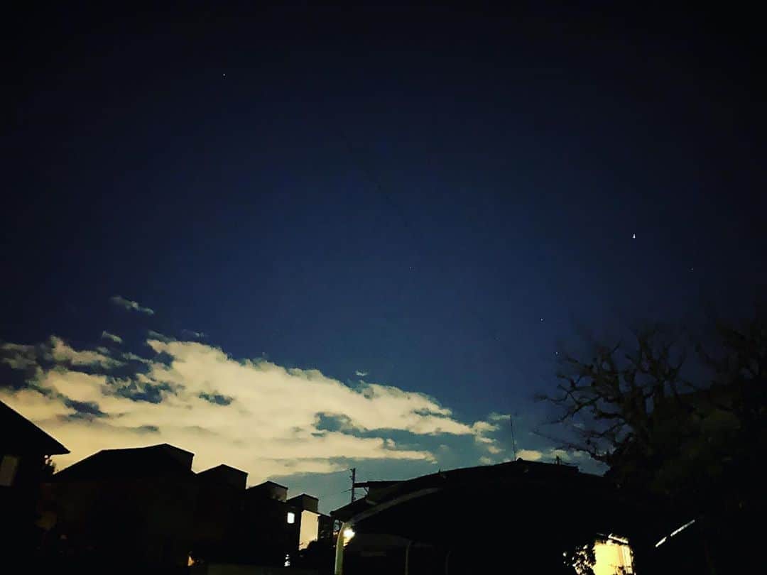 沢口千恵のインスタグラム：「夜空にドラゴンのような雲  時代の息吹か 地鳴りするような夜明けなのか  私は自分のなかの『真実』に根を下ろし そこから芽吹く鼓動に耳を澄まし そのうねりに身を委ねて生きていきたい  それは自分の欠損ではなく いつか無いとしたものではないのか  闇もひかりも対立もなく ただ在るうねりと赦したい」