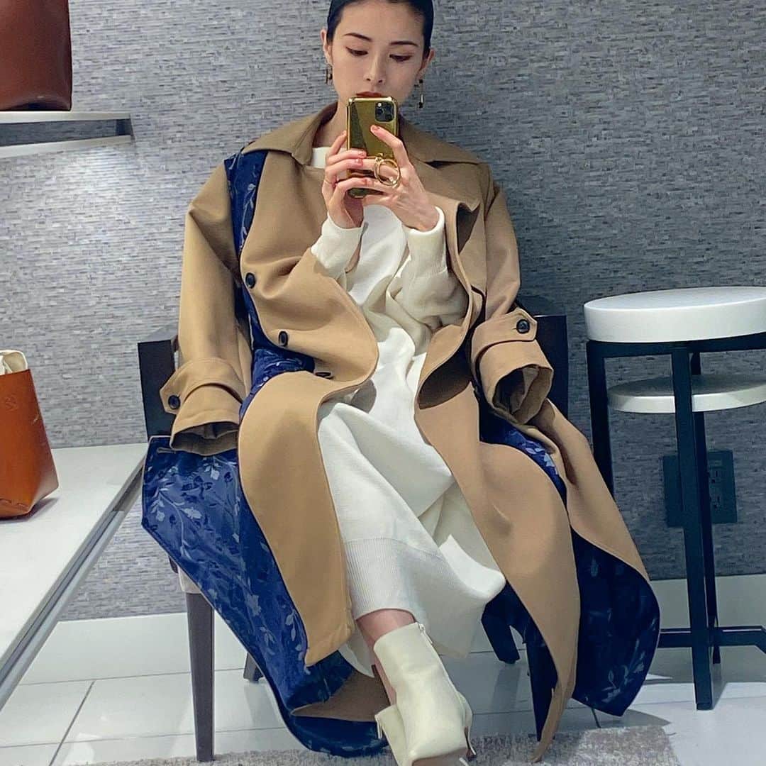 のインスタグラム：「いつかの写真🤳 . 明るいニュースが中々観られなくて 困っているので お時間ある方は明るいニュース教えてください🌸 我が家の明るいニュースは 息子(兄)が泣いていると、娘(妹)が 励ましたり笑わせに来てくれるようになったことです。 ちいさいね。笑 .  #ootd #fashion #basic #coordinate #outfit #osayocode  #シンプルコーデ #ファッション #momlife #mommylife #mommy  #ママリ #育児 #男の子ママ #女の子ママ　#ママライフ  #3歳 #1歳  #二人育児 #motherof2 #motherhood」