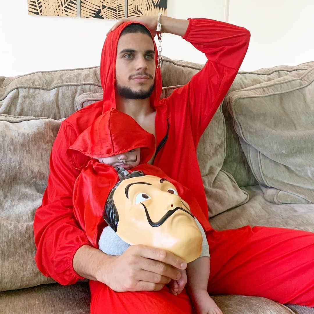 のインスタグラム：「Cuando llevas mucho tiempo esperando para ver la 4a temporada de La Casa de Papel y la terminas de ver en 2 días. 😂🙈😅 #LaCasaDePapel #top #QueremosMás #BellaCiao #BabyMax 🚩」