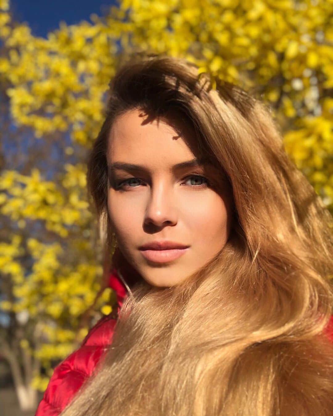 Kristina Kots Gotlibのインスタグラム：「Лишь на секунду маску сняв, Спешу запечатлиться. Как всё цветёт вокруг! Ура! Но не успею насладиться) А завтра жёстче будет всё: Перчатки, маски - хоросё ! 🤓😂 #кристинакоцготлиб #kiev #весна2020 #spring2020 #primavera🌸 #всебудетхорошо」