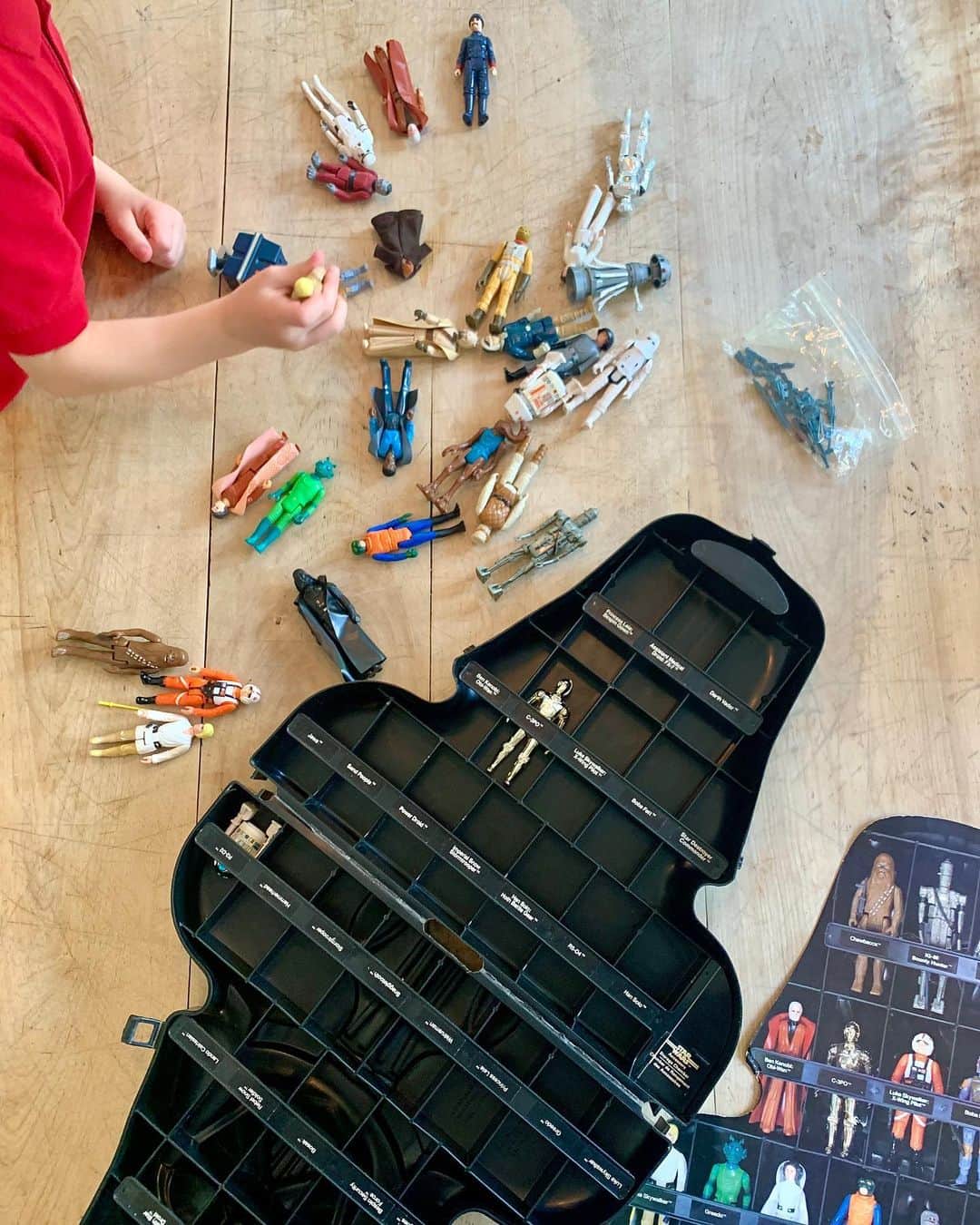 ジョシュア・ダラスのインスタグラム：「It happened. Daddy broke out the OG’s. @starwars #starwars」