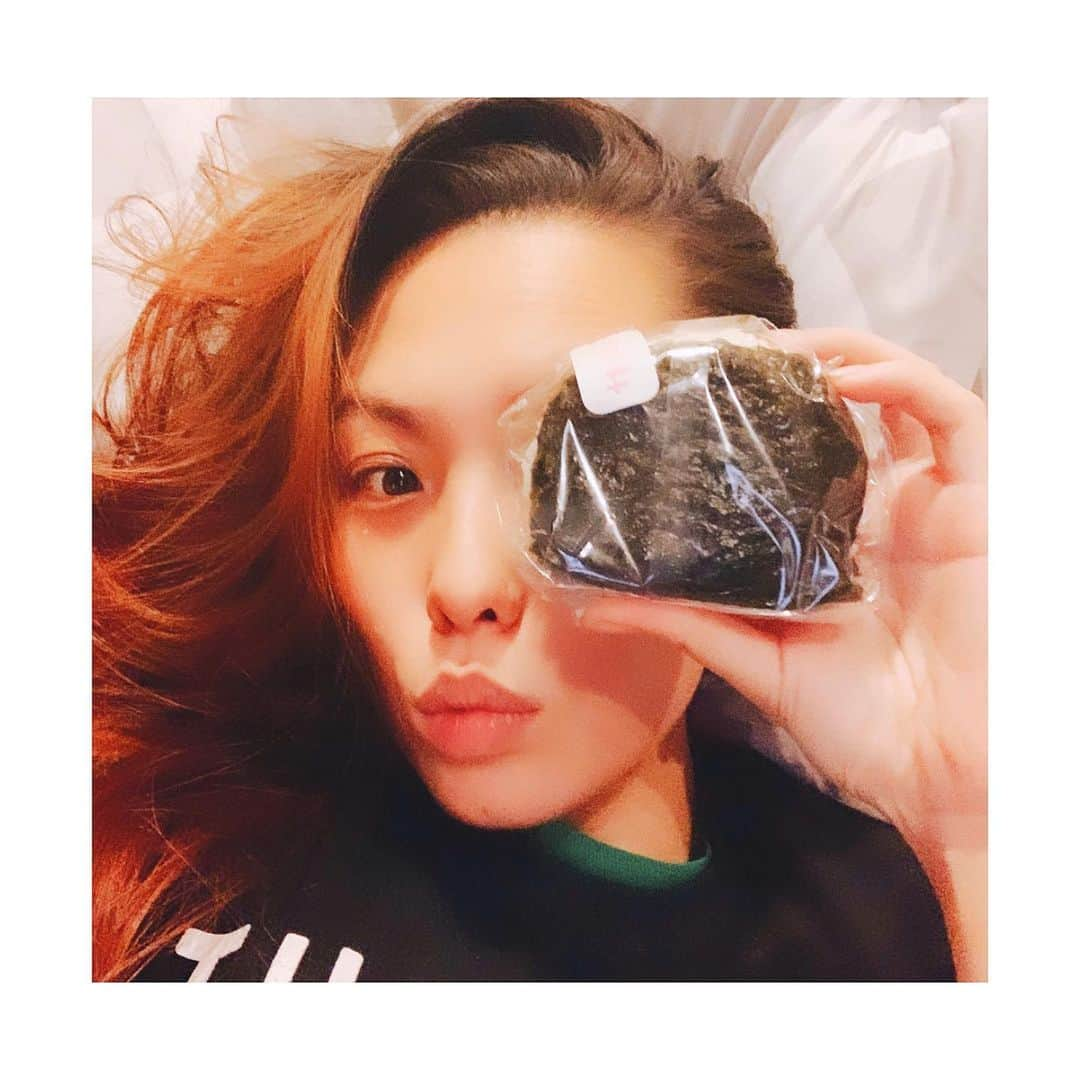 Metisさんのインスタグラム写真 - (MetisInstagram)「食べたいもの食べるわ。過酷なダイエットなぞ知らん！そして音楽制作は続行中🎙みんなの応援、メティ愛を感じとる今日この頃。すこぶる頑張れるわ  Metis  #夜食#うまし#おにぎり #🍙#音楽制作#続行中#お家時間#ダイエット#知るか #無視#後で#運動#stayhome#japan#metis#artist#シンガーソングライター」4月6日 1時29分 - metis_0328