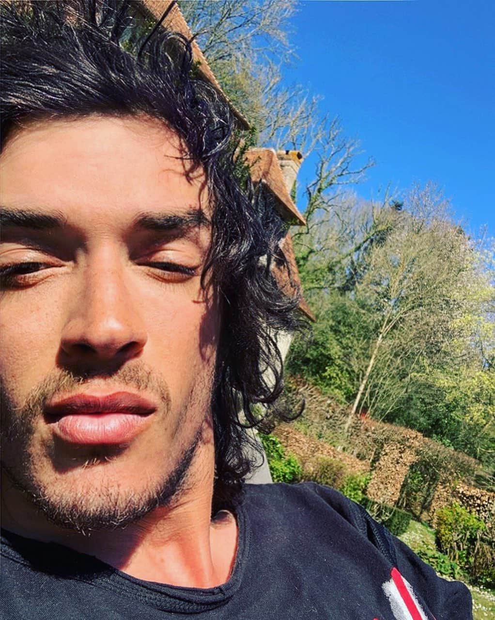 ジュリアン・ペレッタのインスタグラム：「netflix still asking “are you there” yes i’m still here like where the fuck else could i be」