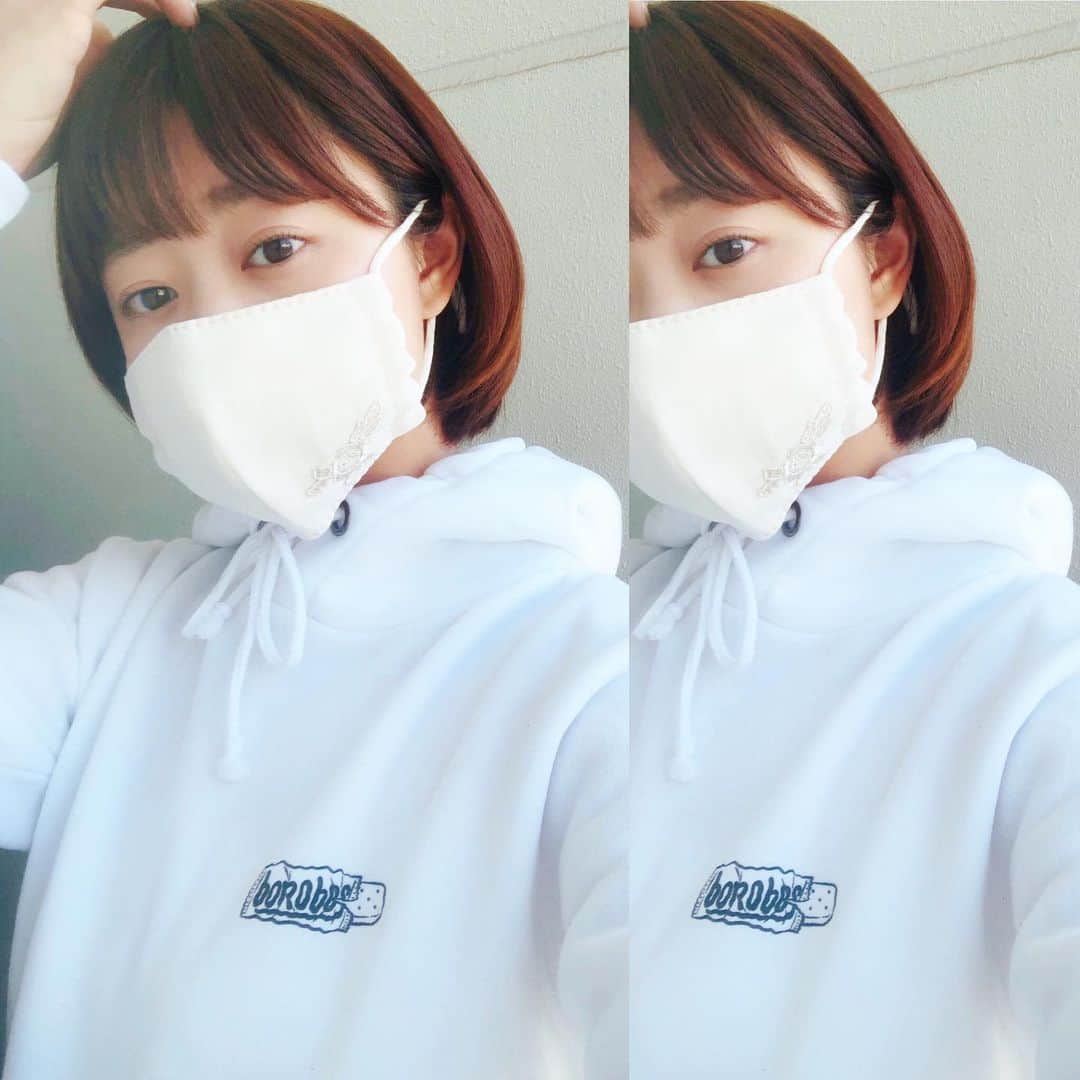 渡辺梨夏子のインスタグラム：「オフのマスクメイクは、日焼けどめと、まゆげと、軽いマスカラと、リップバームだけ。でも前髪は毎日切るし、誰とも会わなくても少しだけ巻きたい☺︎（ちょっと伸びてきた）  #ひとりごと#めも #マスクメイク#makeup  bonobosのパーカーは、背中のイラストが凄く可愛いんだ〜☺️裏起毛だから、そろそろオフシーズン。」