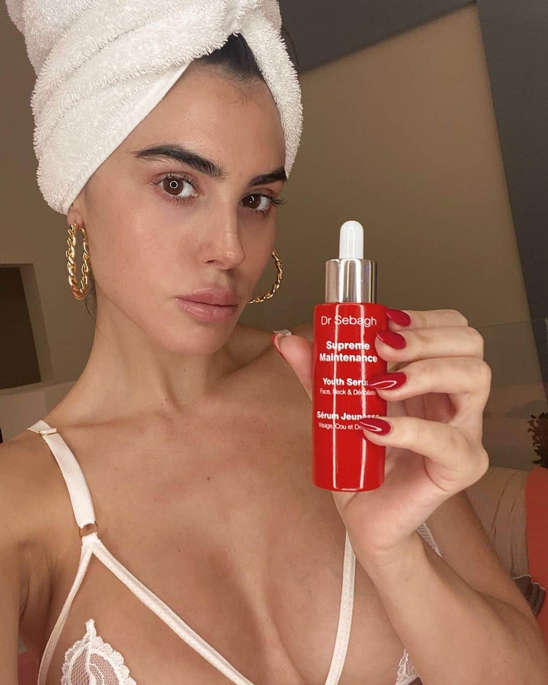 Silvia Carusoさんのインスタグラム写真 - (Silvia CarusoInstagram)「Self care Sunday ❤️ my skin never been so glowy and healthy thanks to the products of my dermatologist @drsebagh」4月6日 1時35分 - silvialicius