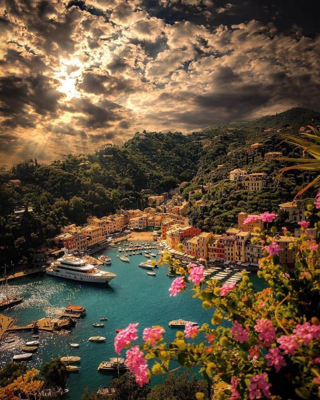 Earth Picsさんのインスタグラム写真 - (Earth PicsInstagram)「Tag someone who would love to visit Portofino Italy once this is over! ⛅️ Photo by @_enk」4月6日 1時40分 - earthpix
